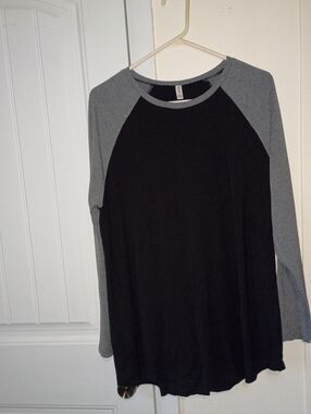 Poseshe Black Tee with Heather Gray Trim